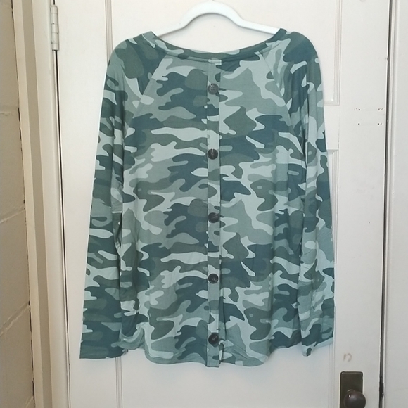 BNWT Ricki's Size XL Long Sleeve Camo Print Top With Backside Button Acc… - Picture 4 of 7